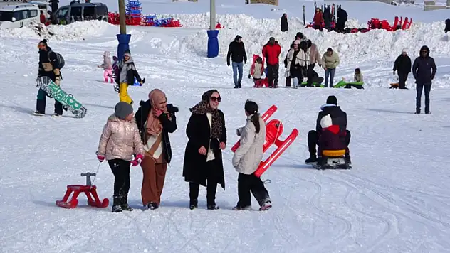 Abalı Kayak Merkezi yarıyıl tatilinde çocuklarla şenlendi