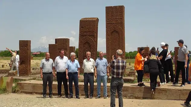 Açık hava müzesi Ahlat'ta Kurban Bayramı yoğunluğu yaşanıyor