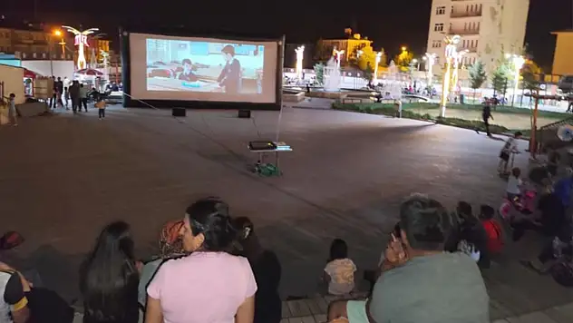 Açık hava sinema günlerine yoğun ilgi