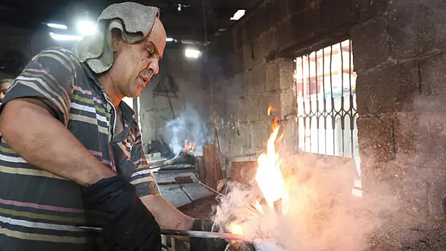 Adana sıcağında Kelle Paça ütücülerin zorlu mesaisi