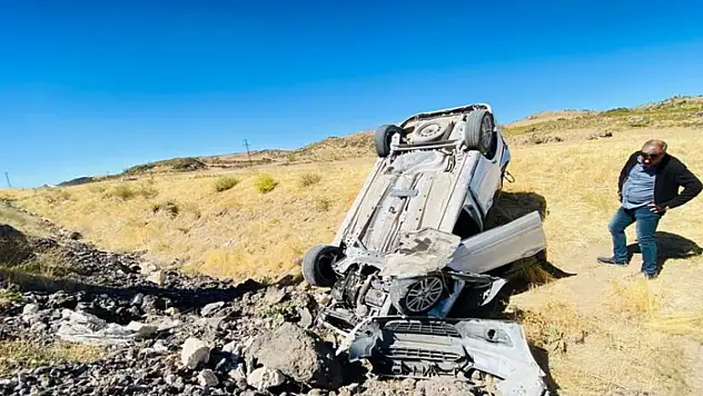 Adilcevaz'da hafif ticari araç takla attı: 1 yaralı