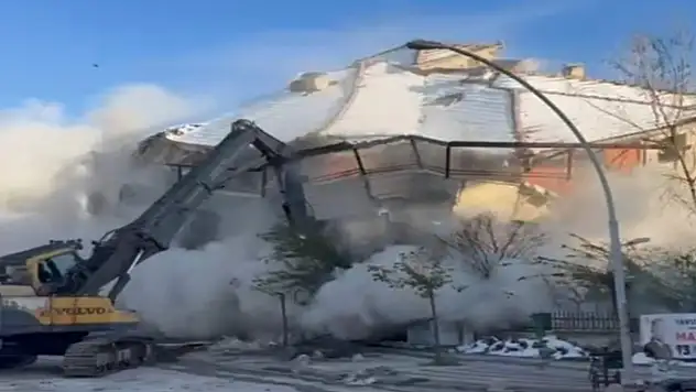 Ağır hasarlı 7 katlı bina saniyeler içerisinde yerle bir oldu