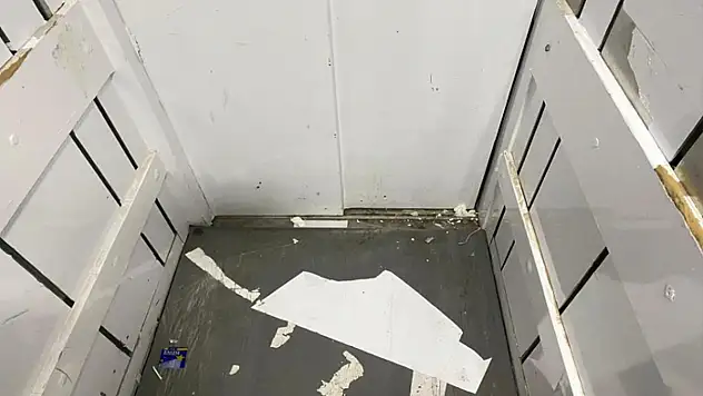 Ağrı Belediyesi'ndeki asansör tehlike saçıyor