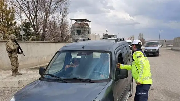 Ağrı'da jandarmadan geniş çaplı trafik denetimi: 7 gözaltı