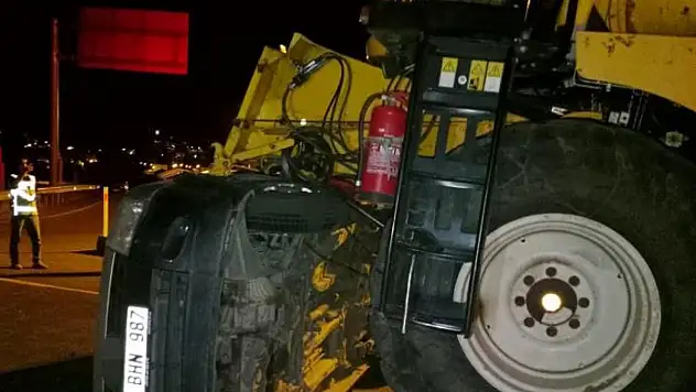 Ağrı'da kamyonet biçerdöverle çarpıştı