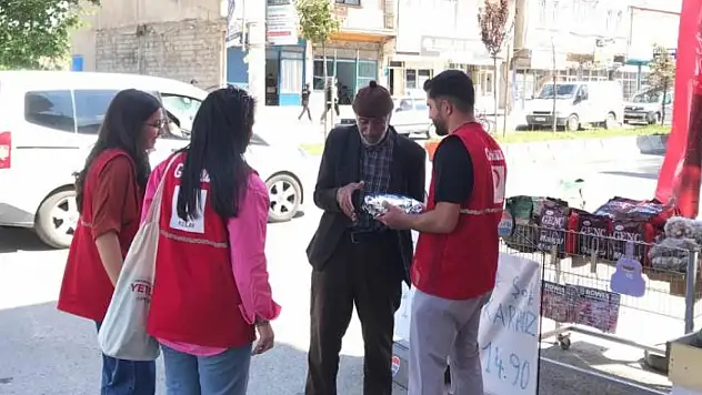 Ağrı'da Kızılay gönüllüleri babaların yüzünü güldürdü