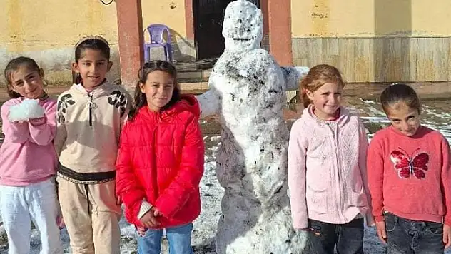 Ağrı'da öğrenciler yılın ilk kardan adamını yaptı