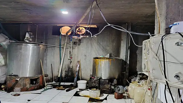 Ağrı'da ruhsatsız işletmede 5 ton 709 kilogram pekmez ele geçirildi