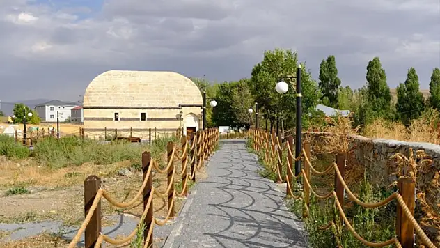 Ağrı'da tarihi Hamur Kümbeti restore edildi