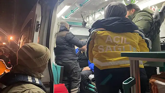 Ağrı'da üzerine çığ düşen araçtaki 4 personel kurtarıldı