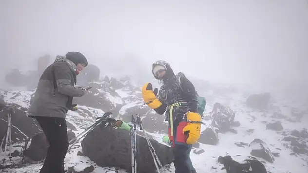 Ağrı Dağı'nda dondurucu soğukta başarılı zirve tırmanışı