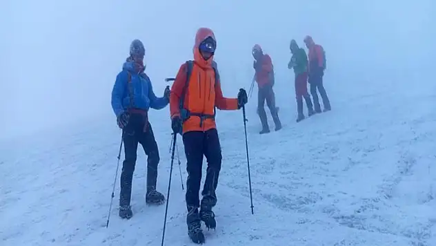 Ağrı Dağı'nda kar ve fırtına, dağcılara zorlu anlar yaşattı