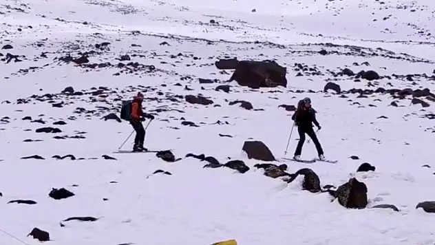 Ağrı Dağı'nın 3 bin 500 rakımında kayak keyfi