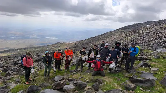 Ağrı Dağı zirvesinde çevre temizliği seferberliği