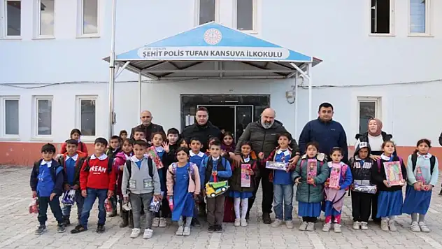 Ağrı Emniyet Müdürü Önder'den şehit meslektaşının ismini taşıyan okula ziyaret