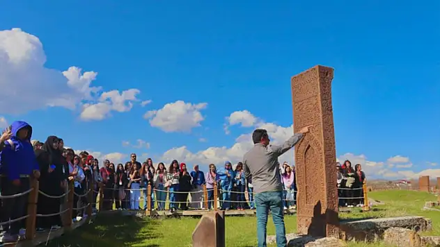 Ahlat'ın tarihi mekanlarını gezdiler