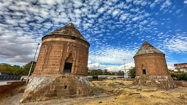 Ahlat'ta bulutlar ve tarihi kümbetler görsel şölen oluşturdu