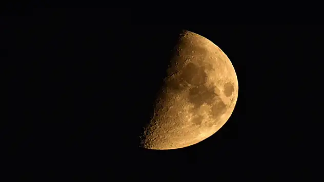 Ahlat'ta yarım ay manzarası mest etti