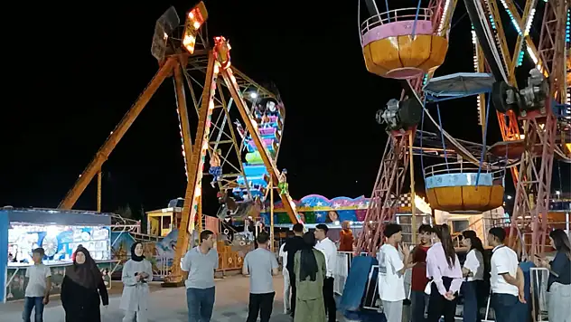 Aileler ve gençler eğlencenin tadını lunapark'ta çıkarıyor