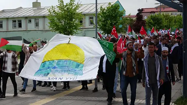 Akademisyen ve öğrencilerden sessiz yürüyüş