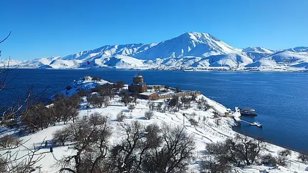 Akdamar Adası beyaz gelinliğini giydi