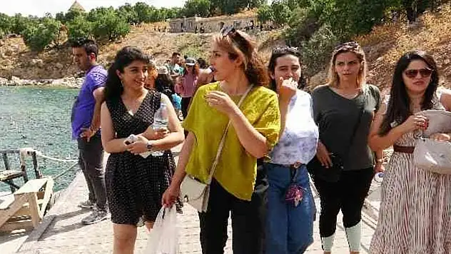 Akdamar Adası ve ören yerlerine ziyaretçi akını