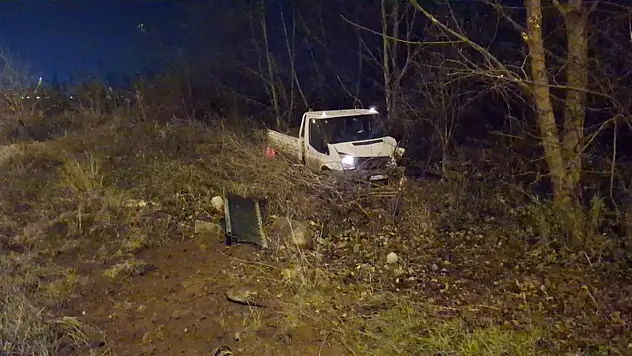 Akıl almaz trafik kazası: Demir bariyerler araçların üzerine düştü