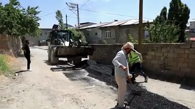 Akköprü Mahallesi'nde asfalt çalışmaları sürüyor