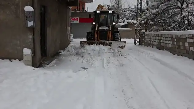 Akköprü Mahallesi'nde kar temizleme çalışması
