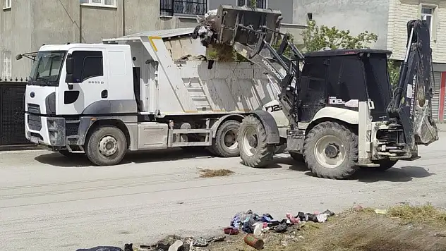 Akköprü Mahallesinde Belediye ekipleri sahada