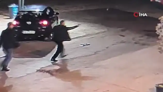 Akrabalar arasında silahlı kavga : Yeğenini vurdu, ardından kazara kendisini yaraladı