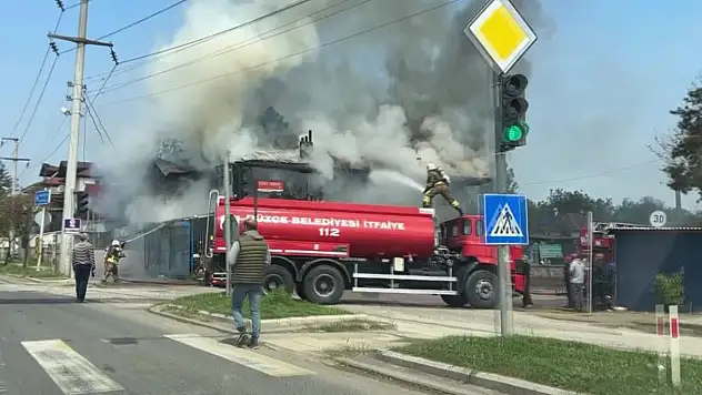Alevler 2 katlı binayı kül etti