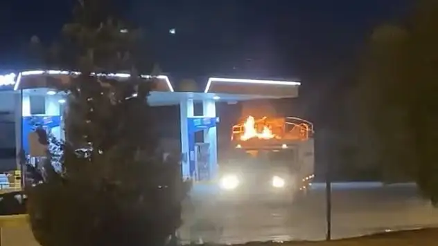 Alevler arasında akaryakıt istasyonuna girdi