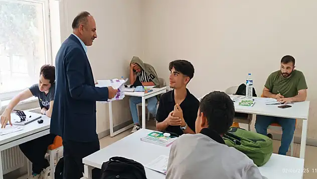 Alhan'dan YKS'ye hazırlanan öğrencilere destek