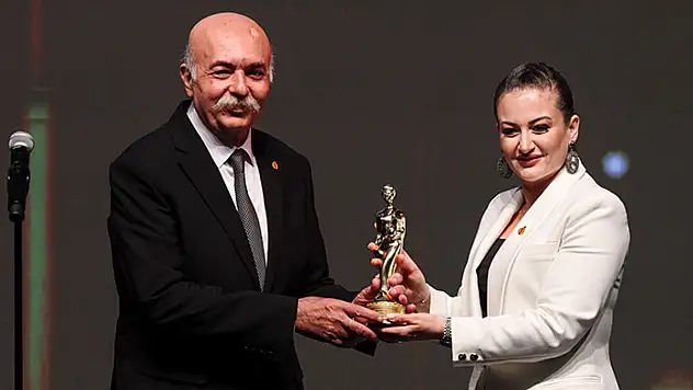 Altın Portakal'da 'Onur, Emek, Başarı' ödülleri sahiplerini buldu