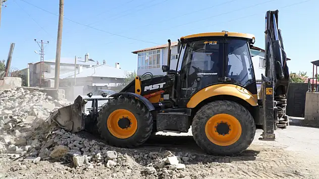 Altıntepe Mahallesi'nde yıkılan duvarın enkazı kaldırıldı