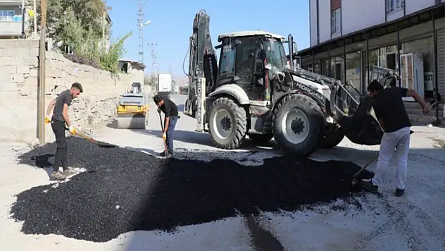 Altıntepe Mahallesinde yol bakım onarım çalışması