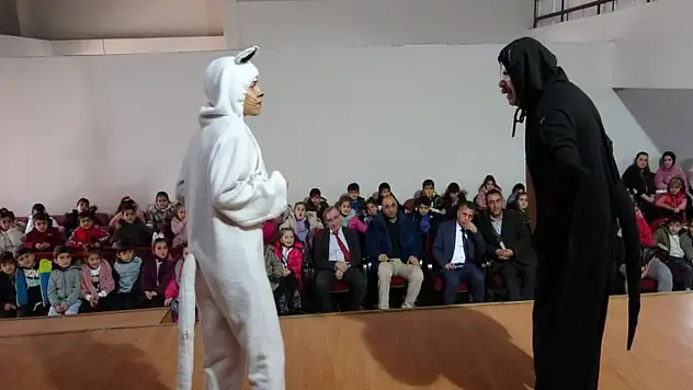 Anaokulu öğrencilerine tiyatro