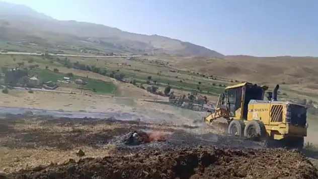 Anız yangınına kepçeli müdahale