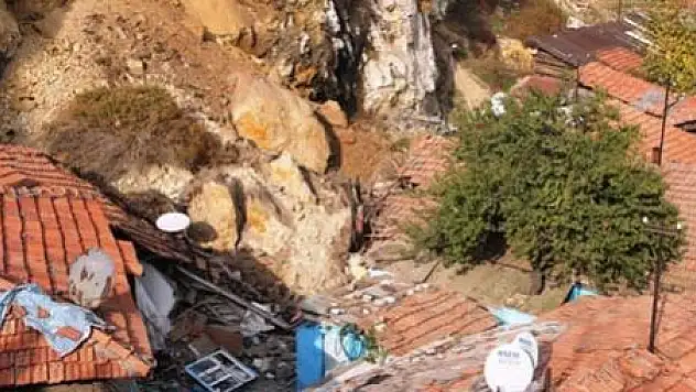 BAHÇESARAY'DA GÖÇÜK: 1 ÖLÜ, 2 YARALI