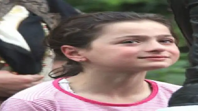 ÜSTLERİNE ARABA DÜŞTÜ