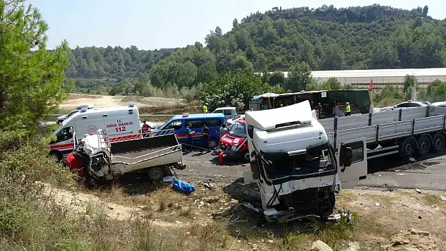 Antalya'da feci kaza: 2 ölü