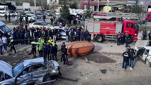 Araç önce direğe, sonra duran otomobile çarptı: 4 ölü, 2 ağır yaralı