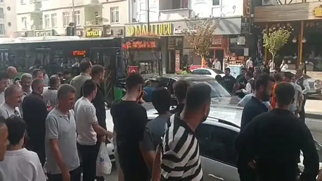 Aracı içinde bayılan sürücü hastaneye kaldırıldı