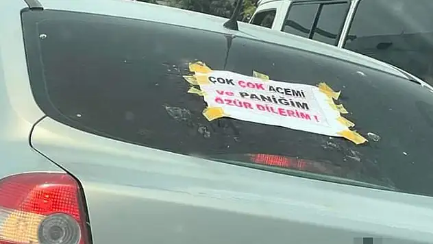 Aracına, 'Çok çok acemi ve paniğim özür dilerim' yazdı, trafiğe çıktı