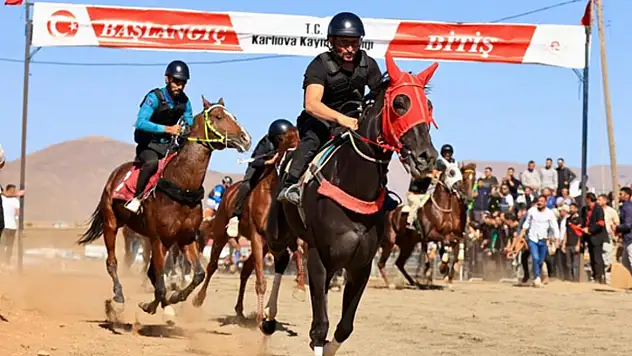 At yarışları renkli görüntüler oluşturdu