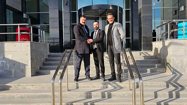 Atakan Enteroğlu, Tuşba bağımsız adayı Fırat Kuvetli lehine adaylıktan çekildi