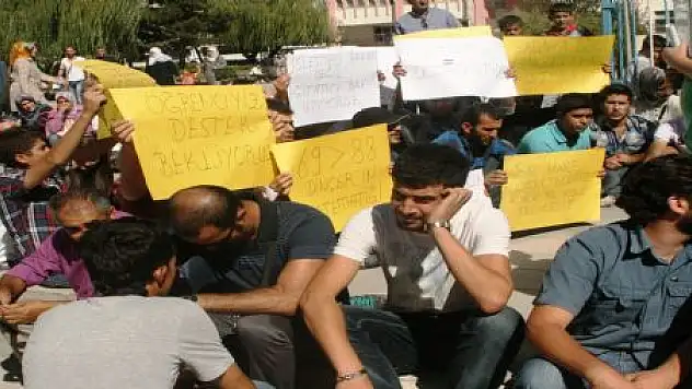 ÖĞRETMENLERDEN OTURMA EYLEMİ