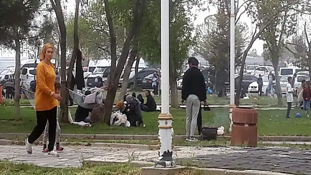 Atatürk Kültür Parkı hafta sonu piknikçilerle doldu taştı