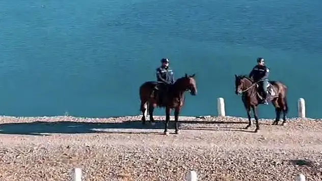 Atlı jandarma timleri Zernek Barajı'nda devriyede